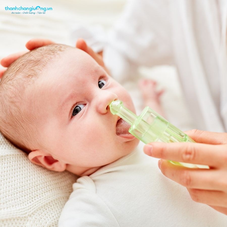 Vệ sinh mũi cũng là khâu quan trọng trong việc chăm sóc trẻ sơ sinh