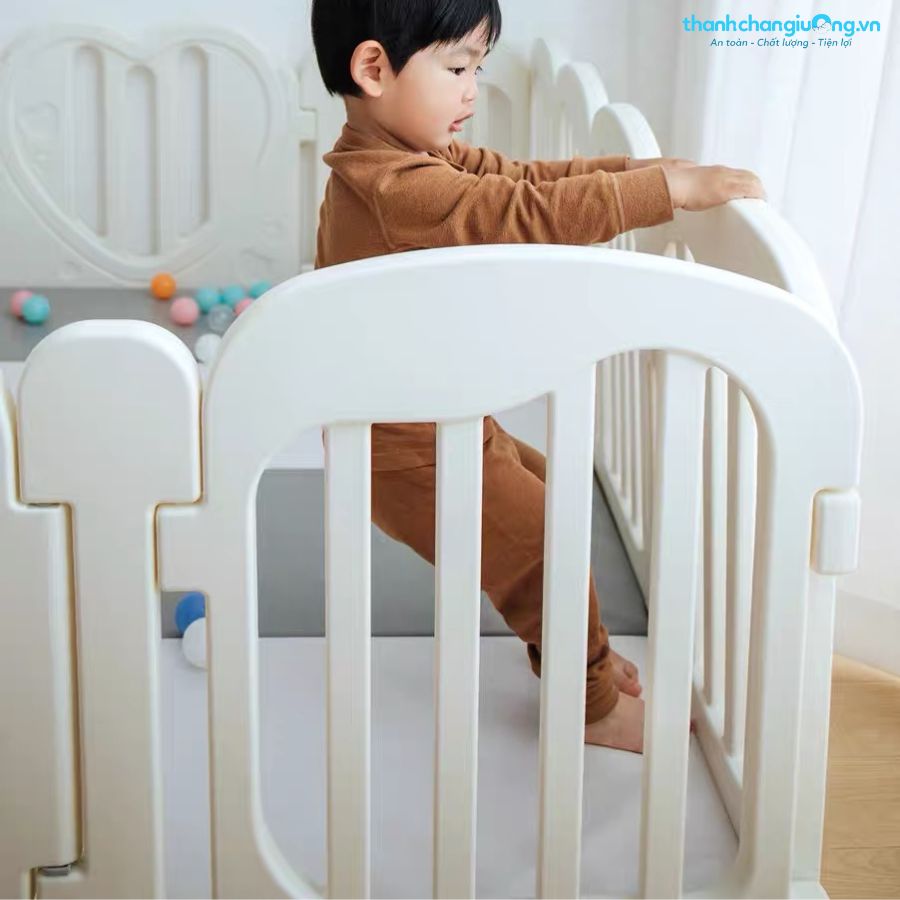 Top 5 vật dụng đảm bảo an toàn cho bé khi ở nhà 7 Quây chắc chắn, chống chèo để bé không thể tự bước ra khỏi quây
