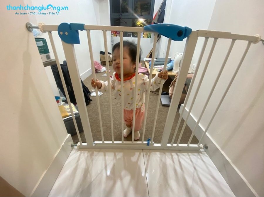 Top 5 vật dụng đảm bảo an toàn cho bé khi ở nhà 8 Thanh chắn cửa, thanh chắn cầu thang - Vật dụng đảm bảo an toàn cho bé quan trọng